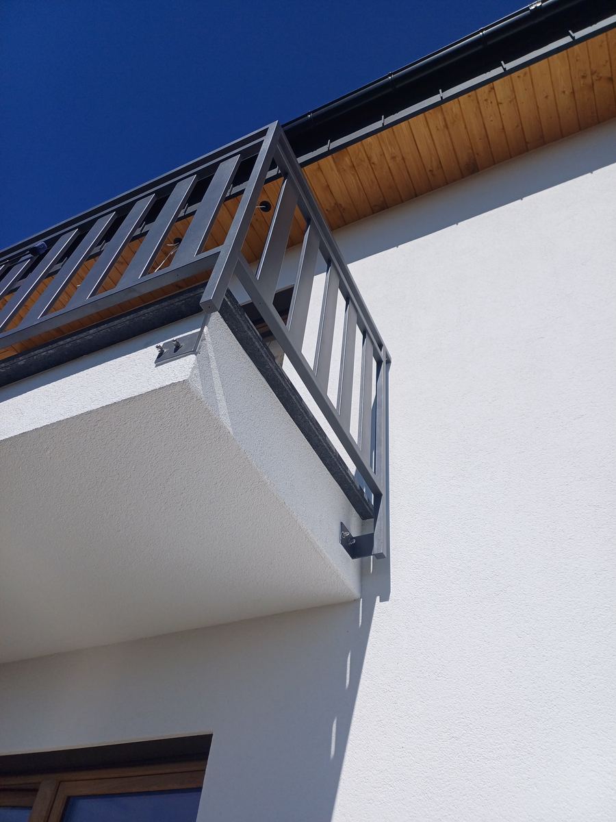 Balustrada balkonowa — ujęcie z detalem montażu