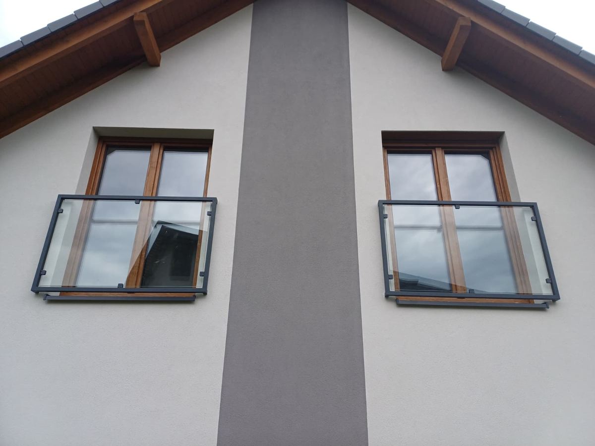 Dwie balustrady francuskie ze szkłem na ścianie szczytowej