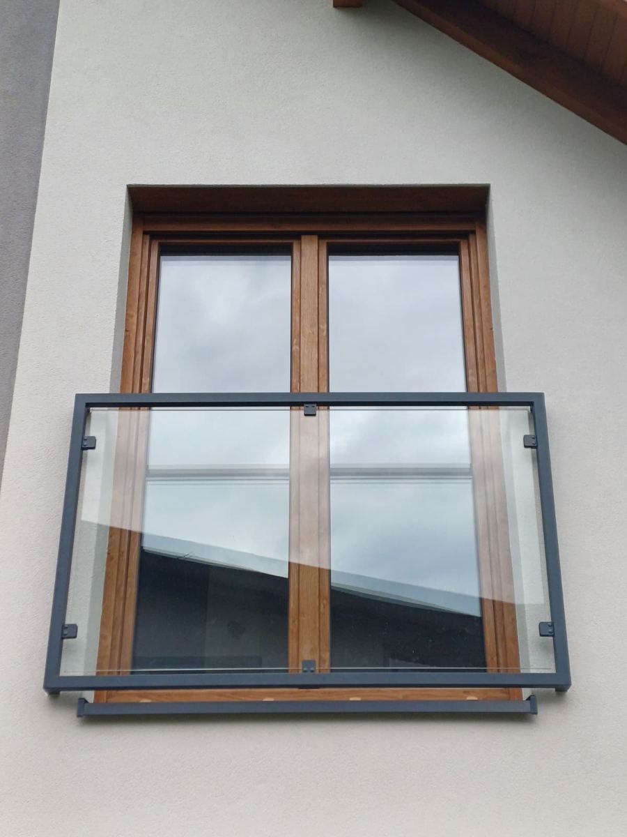 Balkon francuski ze szklanym wypełnieniem, ujęcie frontalne