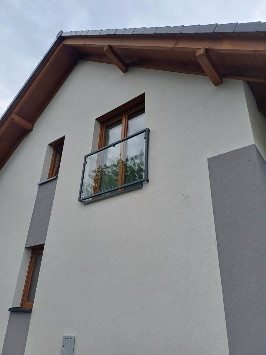 Balustrada francuska ze szkłem na elewacji budynku